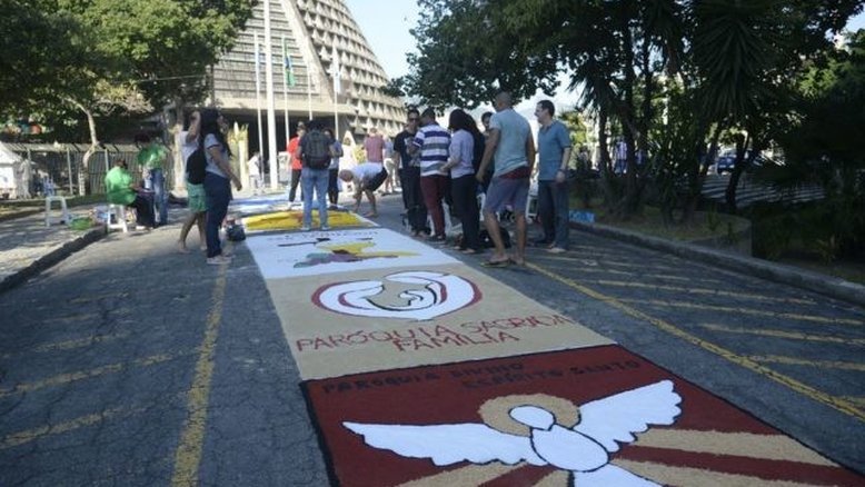 Veja o percentual de católicos, espíritas e outros no Brasil, segundo o Censo do IBGE