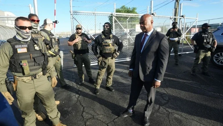 Prefeito é preso ao protestar contra centro de detenção de imigrantes perto de NY