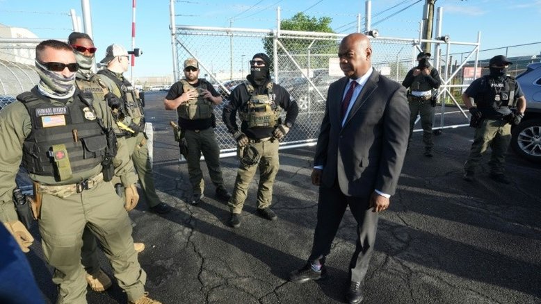 Prefeito é preso ao protestar contra centro de detenção de imigrantes perto de NY