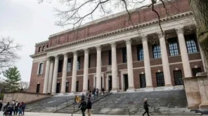 Governo dos EUA proíbe Harvard de matricular estudantes estrangeiros