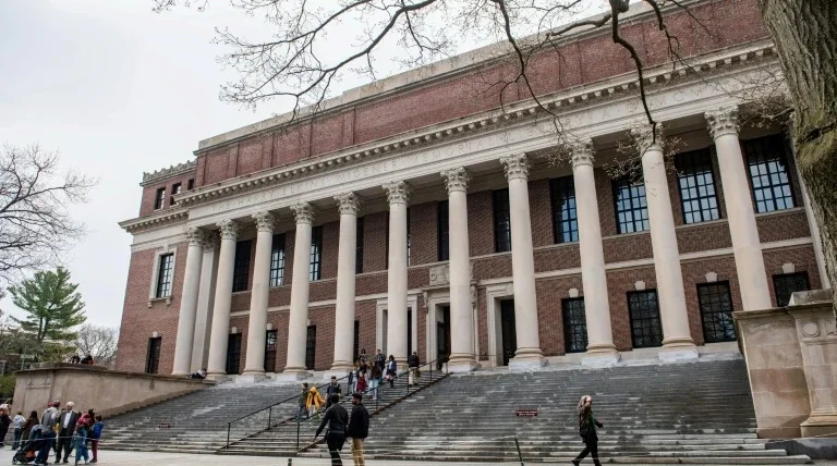 (Arquivo) Entrada da biblioteca de Harvard, em Cambridge, Massachussetts