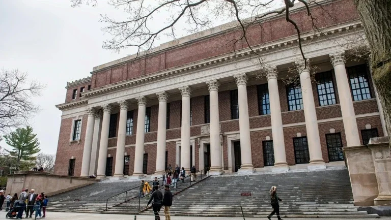 Governo dos EUA proíbe Harvard de matricular estudantes estrangeiros