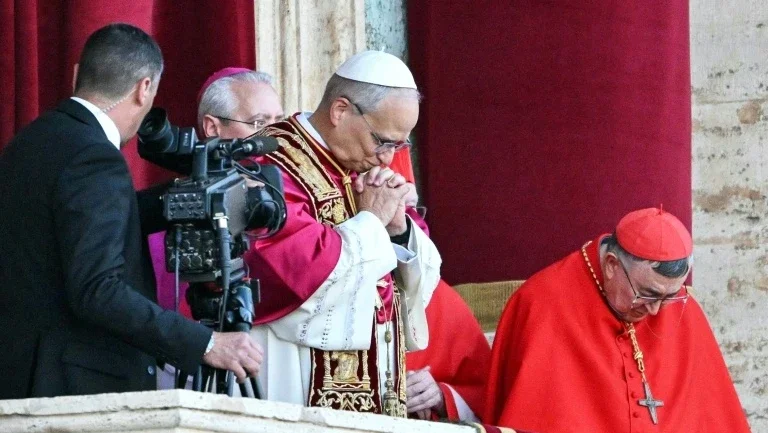 Papa Leão XIV saúda a multidão da sacada da Basílica de São Pedro - AFP