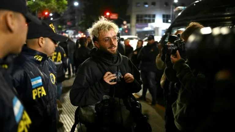 Colaborador da AFP é detido em manifestação de aposentados na Argentina