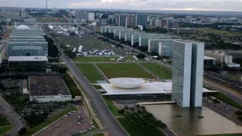 Ministério é evacuado por ameaça de bomba feita por homem com criança no colo
