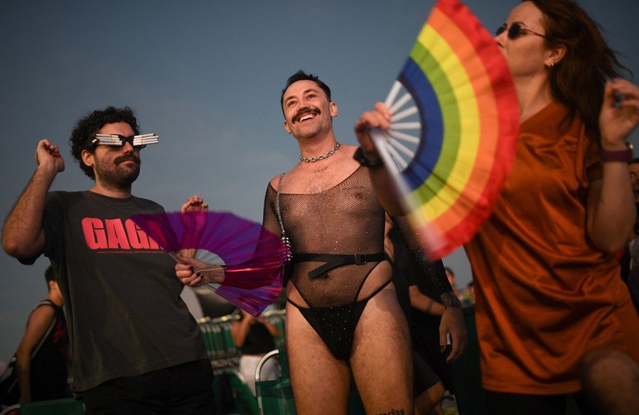 Lady Gaga reúne 2,1 milhões de pessoas em Copacabana, diz prefeitura; veja fotos 12 Lady Gaga reúne 2,1 milhões de pessoas em Copacabana, diz prefeitura; veja fotos