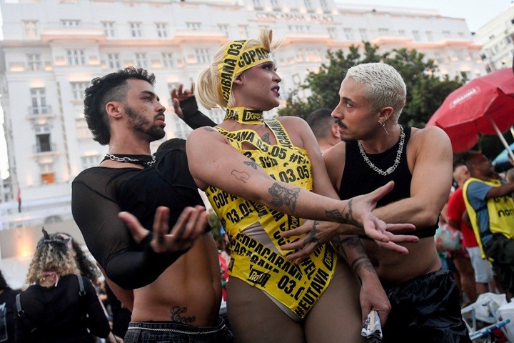 Lady Gaga reúne 2,1 milhões de pessoas em Copacabana, diz prefeitura; veja fotos 11 Lady Gaga reúne 2,1 milhões de pessoas em Copacabana, diz prefeitura; veja fotos
