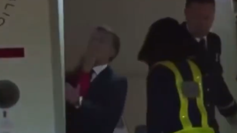 Macron minimiza 'briga' com esposa durante desembarque no Vietnã