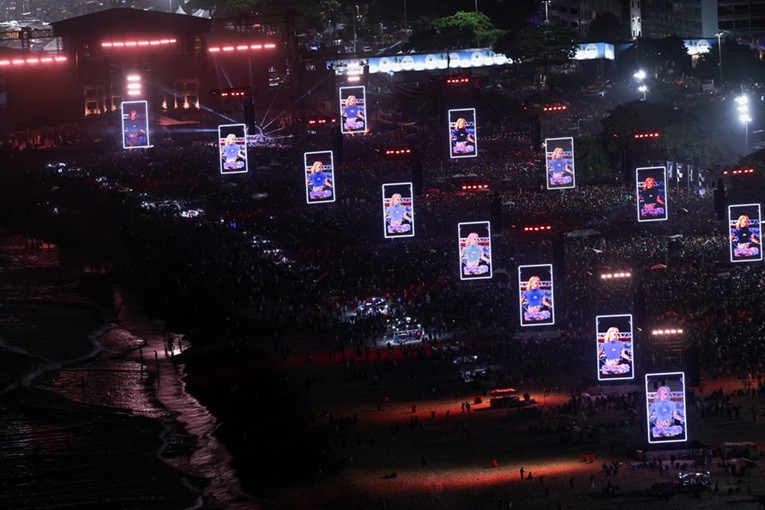 Lady Gaga reúne 2,1 milhões de pessoas em Copacabana, diz prefeitura; veja fotos 8 Lady Gaga reúne 2,1 milhões de pessoas em Copacabana, diz prefeitura; veja fotos
