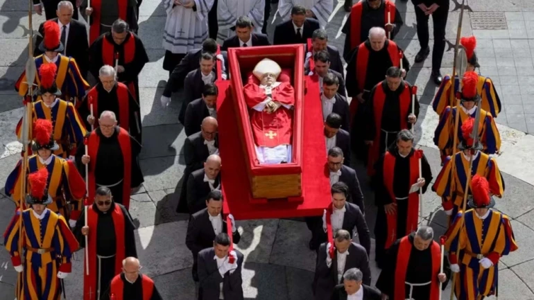 Câmara pagou para cinco deputados irem ao velório do papa Francisco