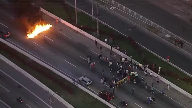 Manifestantes atearam fogo na marginal Pinheiros e na linha do trem