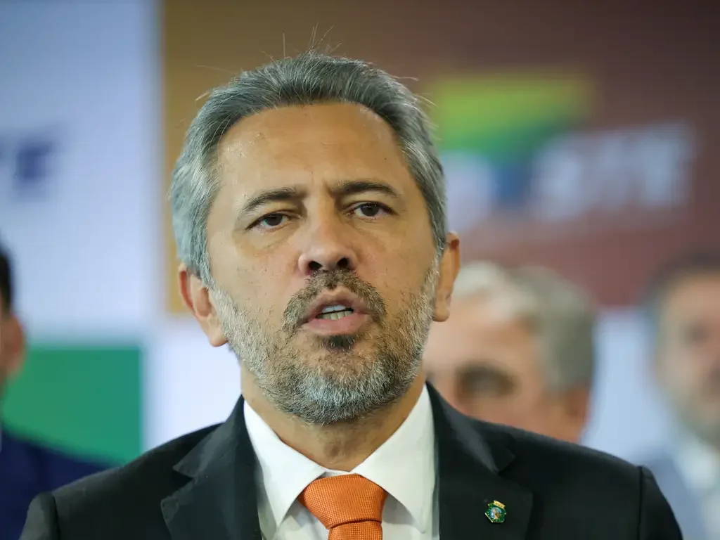 Elmano de Freitas (PT), governador do Ceará: para Girão, trocá-lo por Ciro seria 'seis por meia dúzia'