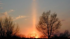 Você já viu um pilar solar? Quando o ar está frio e o Sol está nascendo ou se pondo, os cristais de gelo que caem podem refletir a luz solar e criar uma coluna de luz incomum. O gelo às vezes forma cristais planos e a resistência do ar faz com que esses cristais flutuem em direção ao solo. A luz solar reflete nos cristais que estão corretamente alinhados, criando o efeito de pilar solar. Na imagem acima, um pilar solar reflete a luz do Sol poente