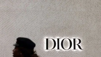 Mulher passa em frente à área da Dior em loja de departamentos em Berlim