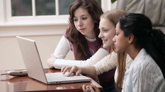 teenage-girls-using-laptop-1824826-1-770x433