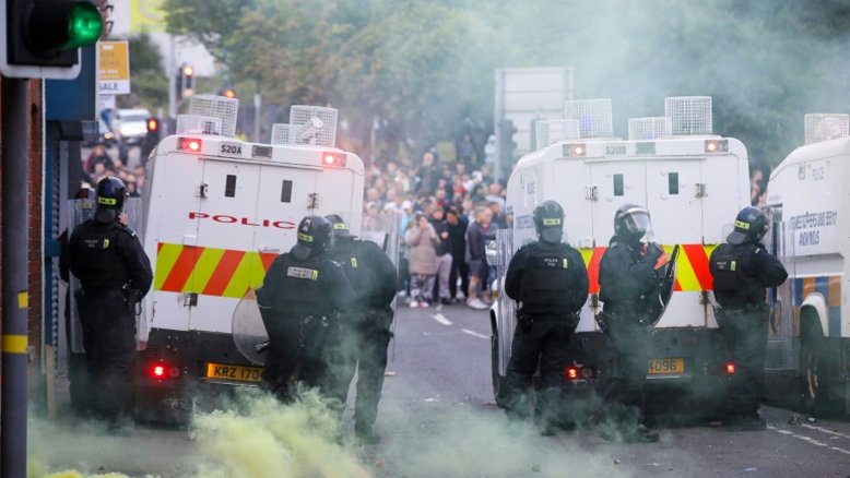Quinze pessoas são detidas em meio a violência contra imigrantes na Irlanda do Norte