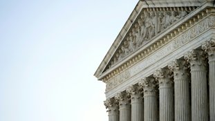 Suprema Corte dos EUA permite retomada provisória de deportação de imigrantes para terceiros países