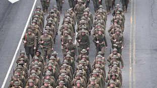 A capital dos EUA, blindada e dividida pelo desfile militar de Trump