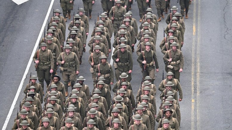 A capital dos EUA, blindada e dividida pelo desfile militar de Trump