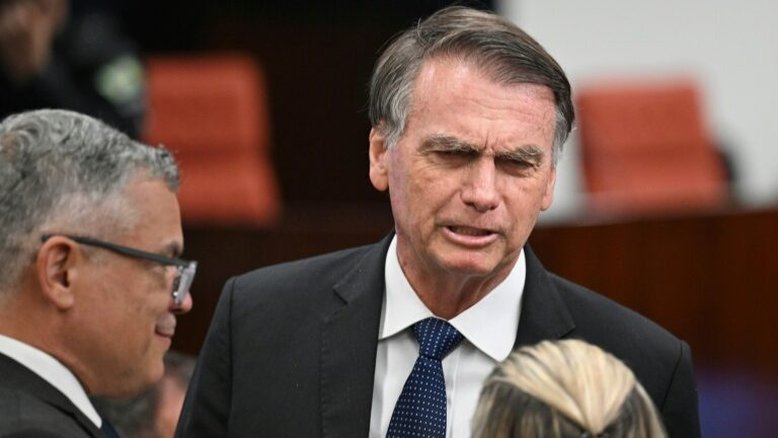 O ex-presidente Jair Bolsonaro conversa com seus advogados durante o julgamento no STF por supostamente planejar um golpe de Estado, Brasília, em 10 de junho de 2025 - AFP