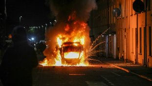 Cidade registra terceira noite de distúrbios anti-imigração na Irlanda do Norte