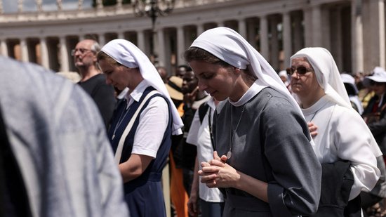 Cristãos predominam no mundo, mas islâmicos e sem-religião aumentam