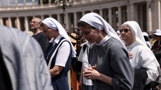 Cristãos predominam no mundo, mas islâmicos e sem-religião aumentam