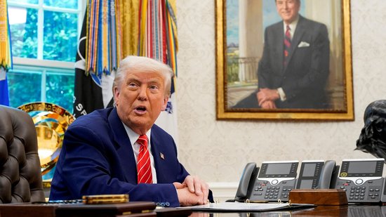Trump assina decreto que eleva tarifas sobre aço e alumínio para 50%