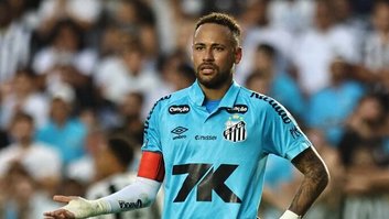 Neymar durante a partida Santos x Botafogo da 11ª rodada do Campeonato Brasileiro