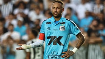 Neymar durante a partida Santos x Botafogo da 11ª rodada do Campeonato Brasileiro