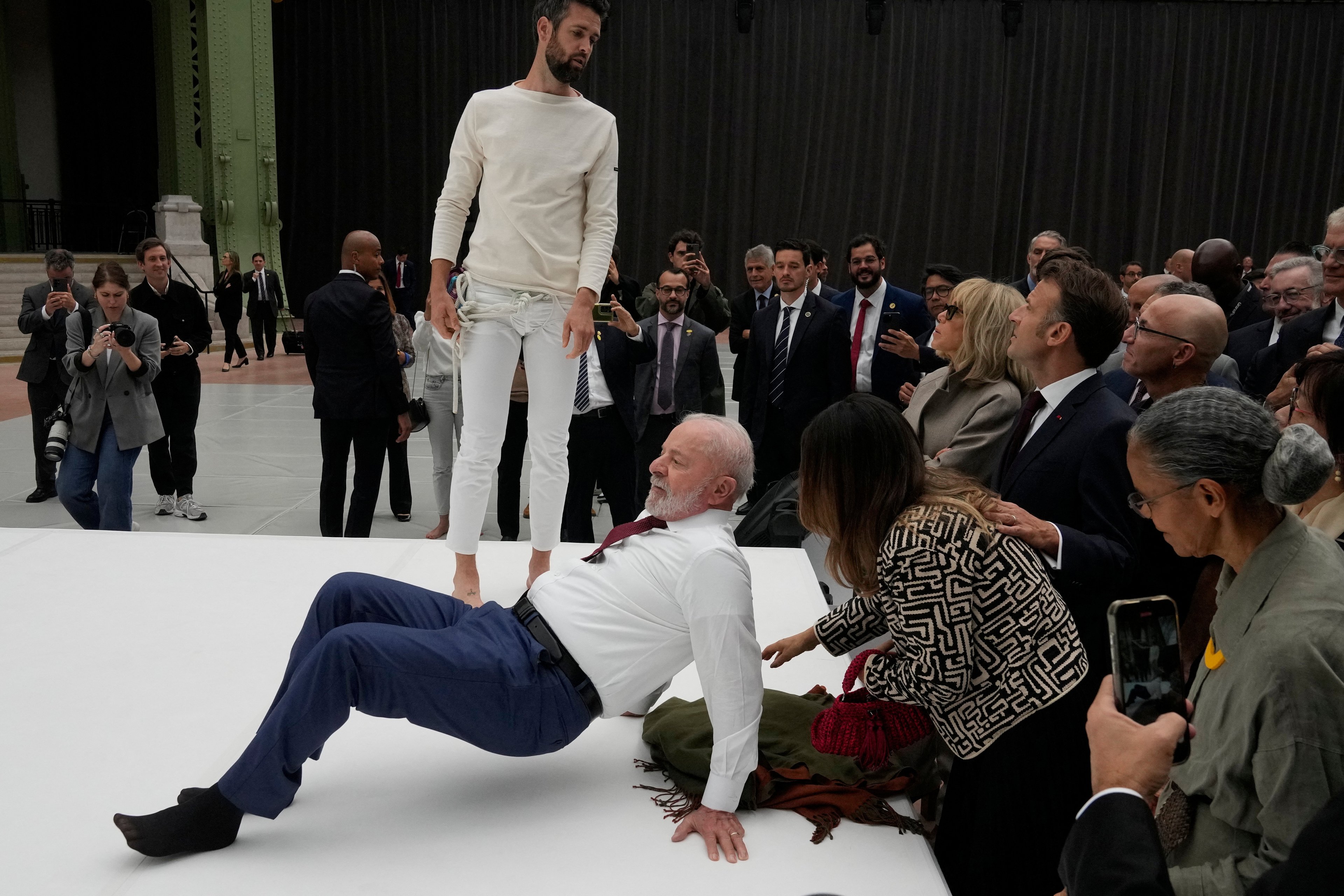 Lula descontrai e imita acrobacias de artista durante exposição na França; confira 4 Lula descontrai e imita acrobacias de artista durante exposição na França; confira