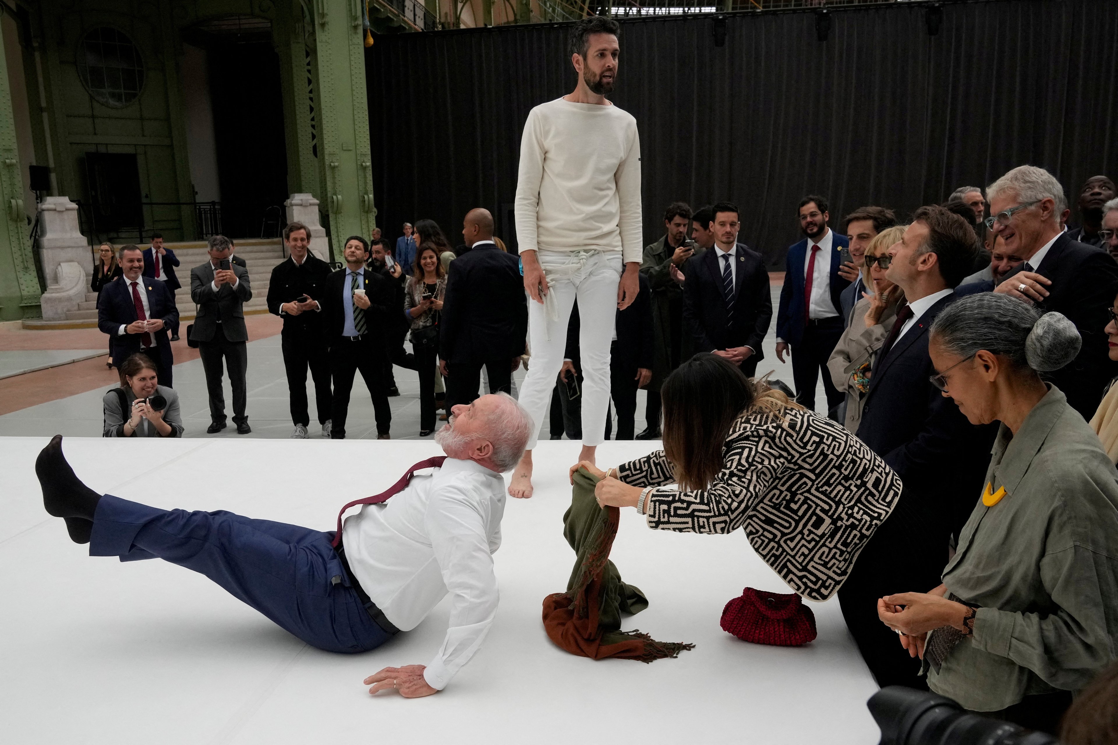 Lula descontrai e imita acrobacias de artista durante exposição na França; confira 3 Lula descontrai e imita acrobacias de artista durante exposição na França; confira