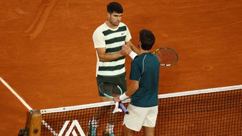 Musetti desiste, e Alcaraz vai à final de Roland Garros