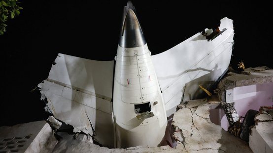 Avião com 242 pessoas cai na Índia; um sobrevivente foi encontrado