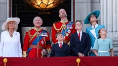 O rei Charles da Grã-Bretanha, a rainha Camilla, o príncipe William (Príncipe de Gales), Catherine (Princesa de Gales), o príncipe George, a princesa Charlotte e o príncipe Louis apareceram na sacada do Palácio de Buckingham como parte do desfile Trooping the Colour, em homenagem ao aniversário oficial do rei Charles, em Londres, Grã-Bretanha.