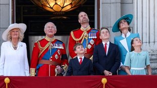 O rei Charles da Grã-Bretanha, a rainha Camilla, o príncipe William (Príncipe de Gales), Catherine (Princesa de Gales), o príncipe George, a princesa Charlotte e o príncipe Louis apareceram na sacada do Palácio de Buckingham como parte do desfile Trooping the Colour, em homenagem ao aniversário oficial do rei Charles, em Londres, Grã-Bretanha.