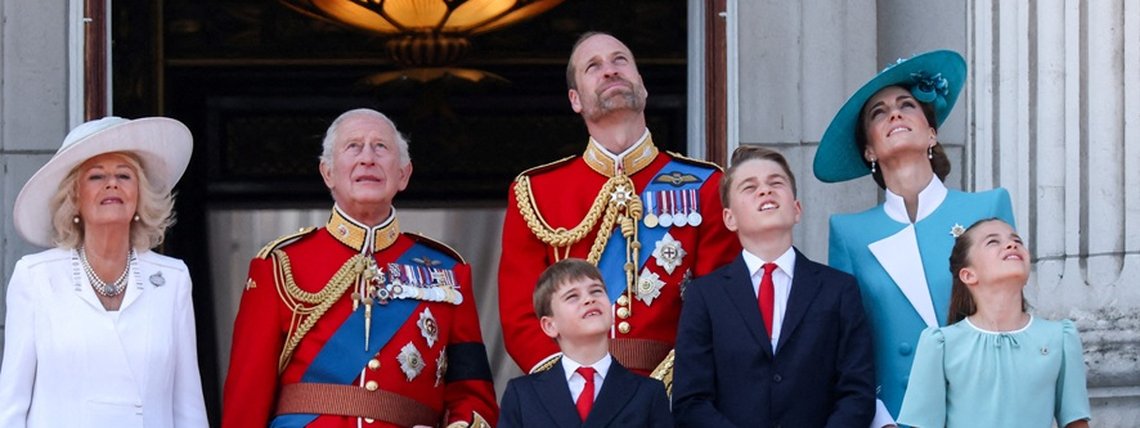 O rei Charles da Grã-Bretanha, a rainha Camilla, o príncipe William (Príncipe de Gales), Catherine (Princesa de Gales), o príncipe George, a princesa Charlotte e o príncipe Louis apareceram na sacada do Palácio de Buckingham como parte do desfile Trooping the Colour, em homenagem ao aniversário oficial do rei Charles, em Londres, Grã-Bretanha.