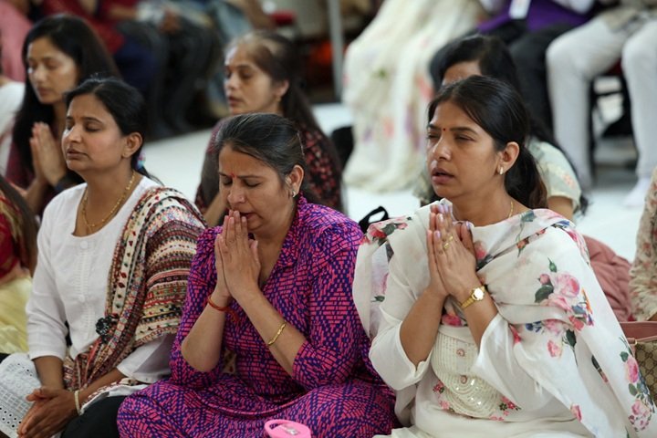 Rei Charles homenageia vítimas de acidente aéreo enquanto indianos fazem vigília 2 Mulheres rezam em vigília no Centro Internacional Siddhashram Shakti em memória das vítimas do acidente da Air India, em Londres, Grã-Bretanha. 14/06/2025