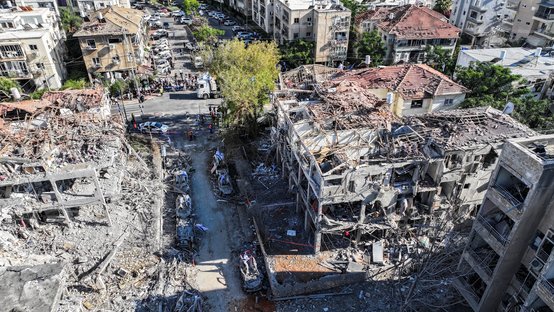 Uma foto tirada por drone mostra os danos em casas residenciais no local do impacto após o ataque de mísseis do Irã contra Israel