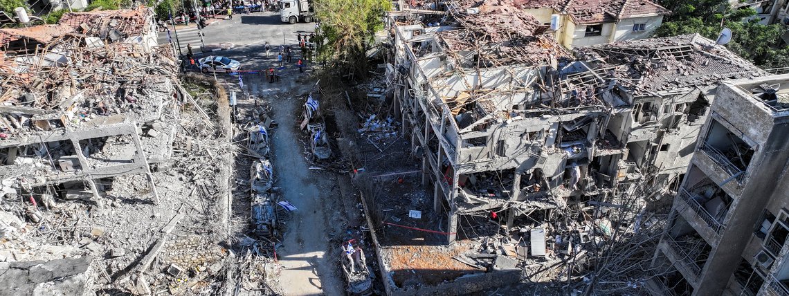 Uma foto tirada por drone mostra os danos em casas residenciais no local do impacto após o ataque de mísseis do Irã contra Israel