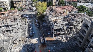 Uma foto tirada por drone mostra os danos em casas residenciais no local do impacto após o ataque de mísseis do Irã contra Israel