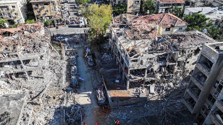 Uma foto tirada por drone mostra os danos em casas residenciais no local do impacto após o ataque de mísseis do Irã contra Israel