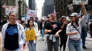 Pessoas participam do protesto "No Kings" contra as políticas do presidente dos EUA, Donald Trump, em Chicago, Illinois (EUA). 14/06/2025
