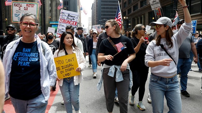 Pessoas participam do protesto "No Kings" contra as políticas do presidente dos EUA, Donald Trump, em Chicago, Illinois (EUA). 14/06/2025