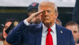 O presidente dos EUA, Donald Trump, faz uma saudação durante o desfile do 250º aniversário do Exército dos EUA, no mesmo dia do 79º aniversário do presidente dos EUA, Donald Trump , em Washington, DC, EUA, em 14 de junho de 2025