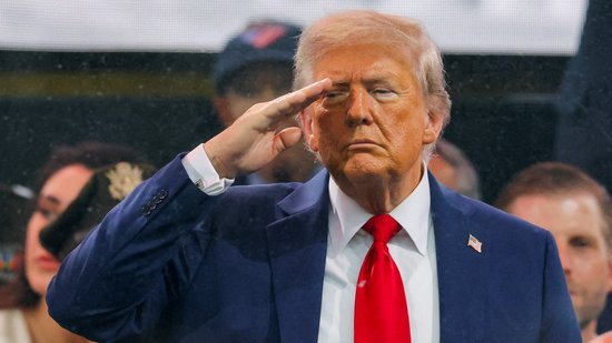 O presidente dos EUA, Donald Trump, faz uma saudação durante o desfile do 250º aniversário do Exército dos EUA, no mesmo dia do 79º aniversário do presidente dos EUA, Donald Trump , em Washington, DC, EUA, em 14 de junho de 2025