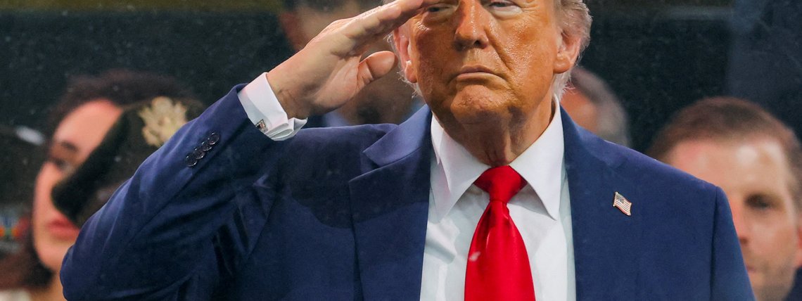 O presidente dos EUA, Donald Trump, faz uma saudação durante o desfile do 250º aniversário do Exército dos EUA, no mesmo dia do 79º aniversário do presidente dos EUA, Donald Trump , em Washington, DC, EUA, em 14 de junho de 2025