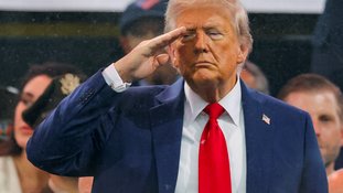 O presidente dos EUA, Donald Trump, faz uma saudação durante o desfile do 250º aniversário do Exército dos EUA, no mesmo dia do 79º aniversário do presidente dos EUA, Donald Trump , em Washington, DC, EUA, em 14 de junho de 2025
