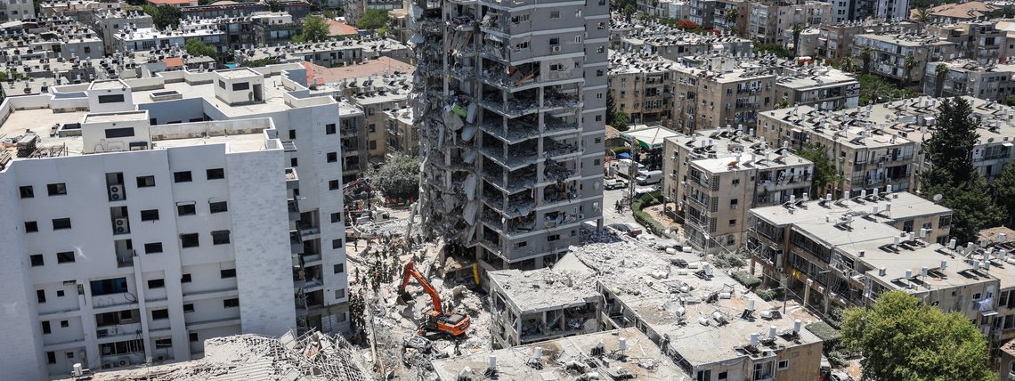 Prédios danificados são vistos após um ataque de míssil do Irã, em Bat Yam, Israel, em 15 de junho de 2025