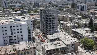 Prédios danificados são vistos após um ataque de míssil do Irã, em Bat Yam, Israel, em 15 de junho de 2025